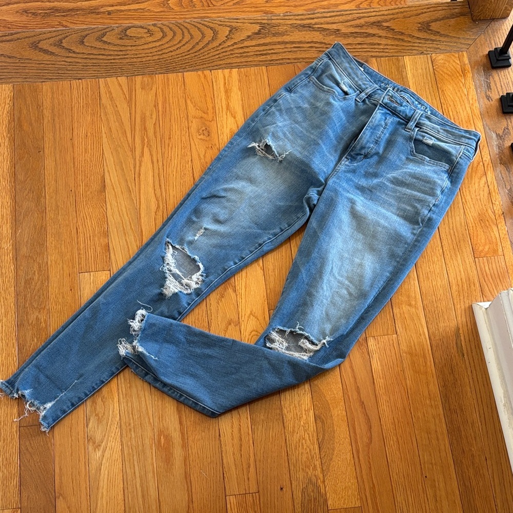 AE Women’s Distressed Blue Jeans